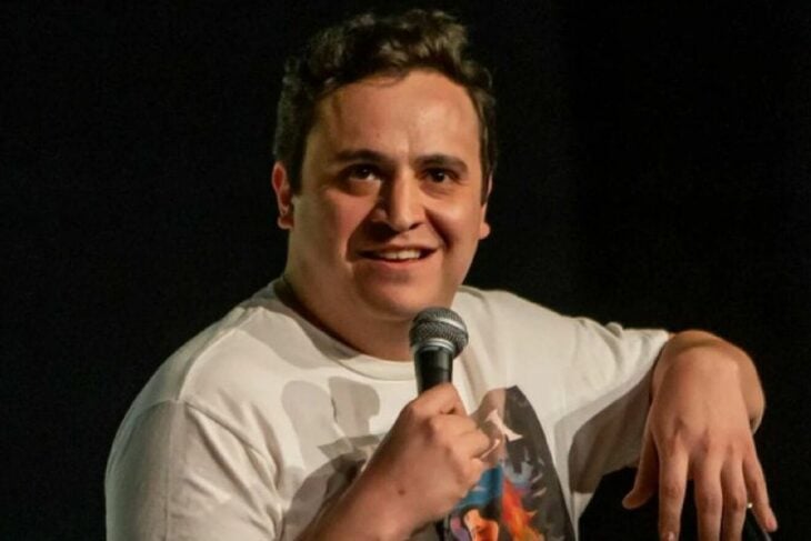 El comediante Ricardo O’Farrill en una de sus presentaciones sostiene un micrófono mientras sonríe con discreción