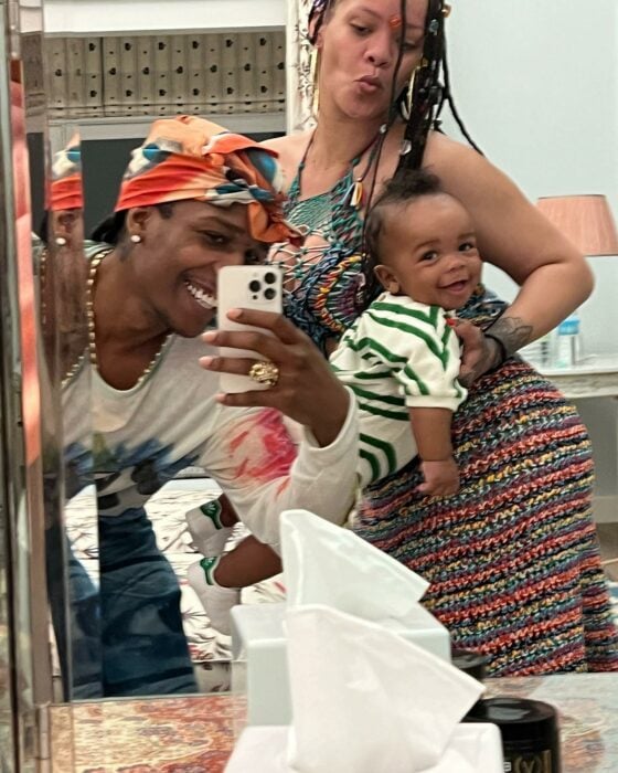 selfie de A$AP Rocky junto a Rihanna cargando a su bebé RZA 