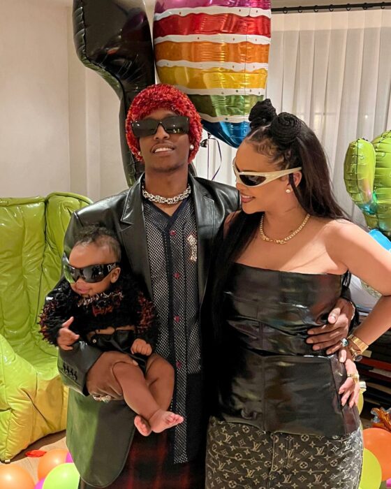 Rihanna y el rapero A$AP Rocky junto a su hijo rodeados de globos de colores 