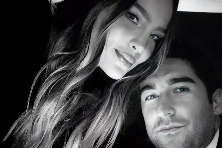 Belinda y Gonzalo Hevia Baillères en una imagen blanco y negro aparecen muy juntos ella sonríe