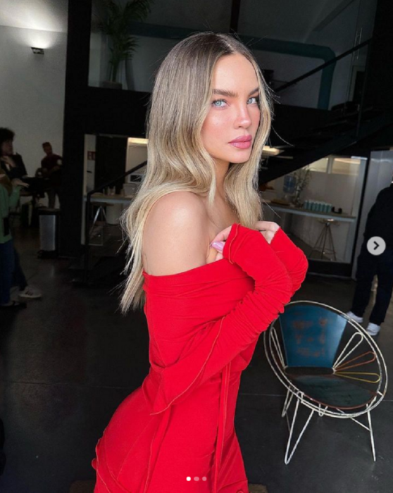 Belinda posando con un ajustado vestido sin hombros de color rojo 