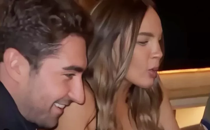 Belinda y Gonzalo Hevia Baillères sentados uno junto al otro el joven empresario está sonriendo mientras Belinda parece que esta soplando