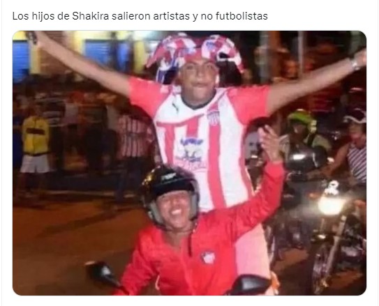 meme de unos chicos sobre una moto hablando sobre el video de Shakira con sus hijos 