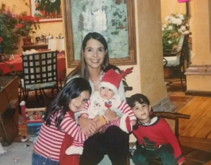 Mariana Levy con sus tres hijos pequeños 