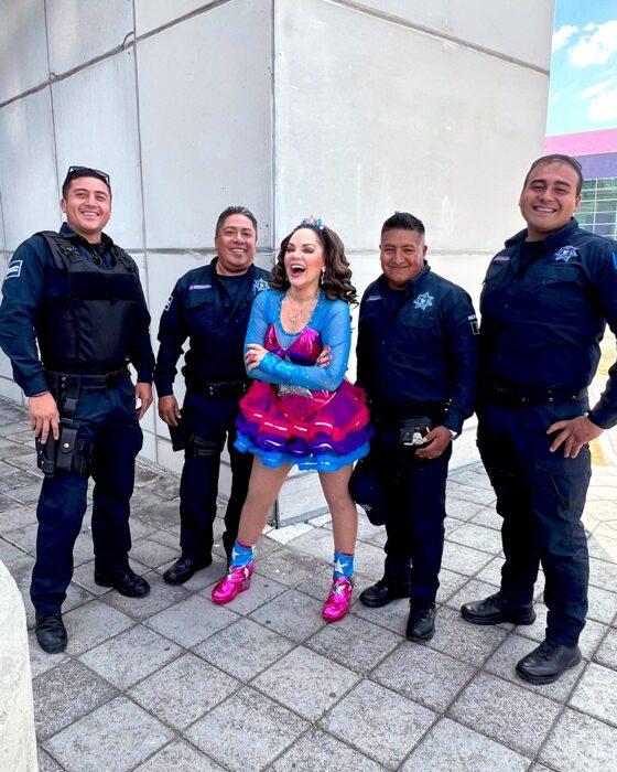 Fotografía de Tatiana posando con cuatro policías en su concierto en Pachuca, Hidalgo 