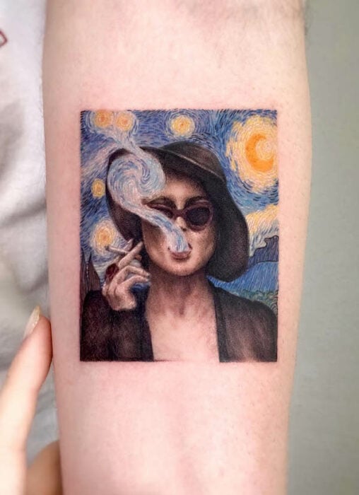 tatouage avec le dessin de Marla du Fight Club dans la nuit étoilée de Van Gogh