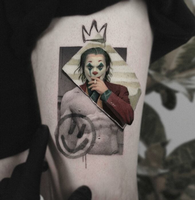 tatuaje del cuerpo del El rey David con la cara del Joker 