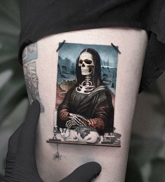 tatuaje con el diseño del esqueleto de la Monna Lisa 