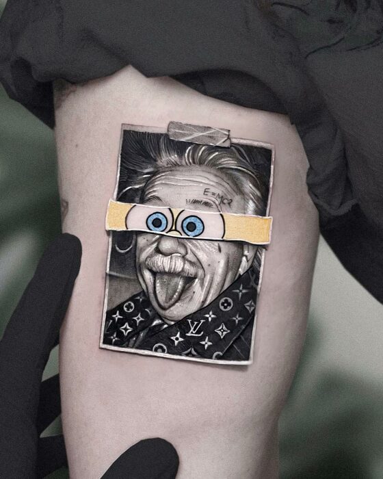 tatuaje de la fotografía de Albert Einstein con ojos de Bob Esponja