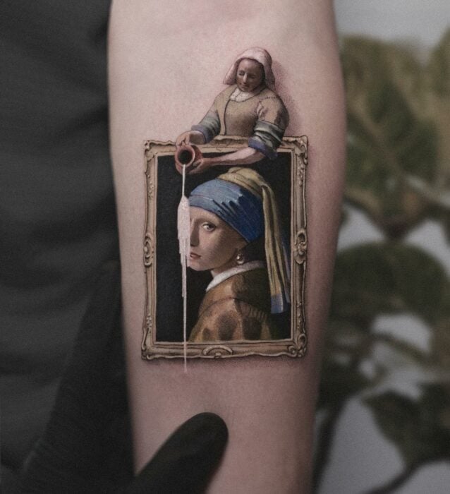 Un tatouage d'une œuvre de Vermeer sur une autre œuvre de Vermeer 