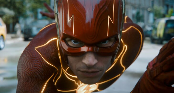 Ezra Miller caracterizado de su personaje de Flash en la cinta que se estrenará este 15 de junio de 2023 