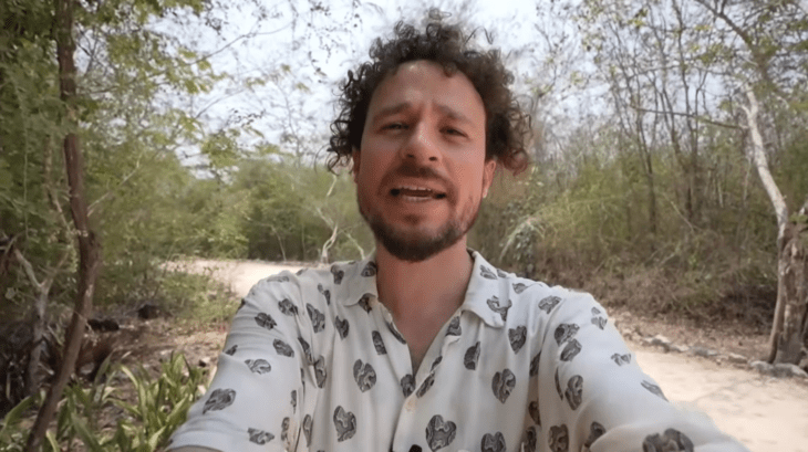 Luisito Comunica hablando en una zona de la península de Yucatán está rodeado de vegetación y piso de tierra