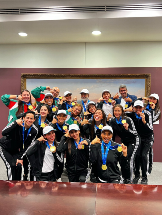 la selección de natación artística mexicana posan en pants con sus medallas colgadas al cuello en las oficinas de Grupo Carso junto a Arturo Elías Ayub