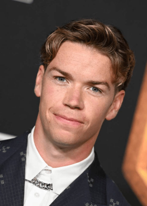 Will Poulter posa para la cámara apretándose los labios