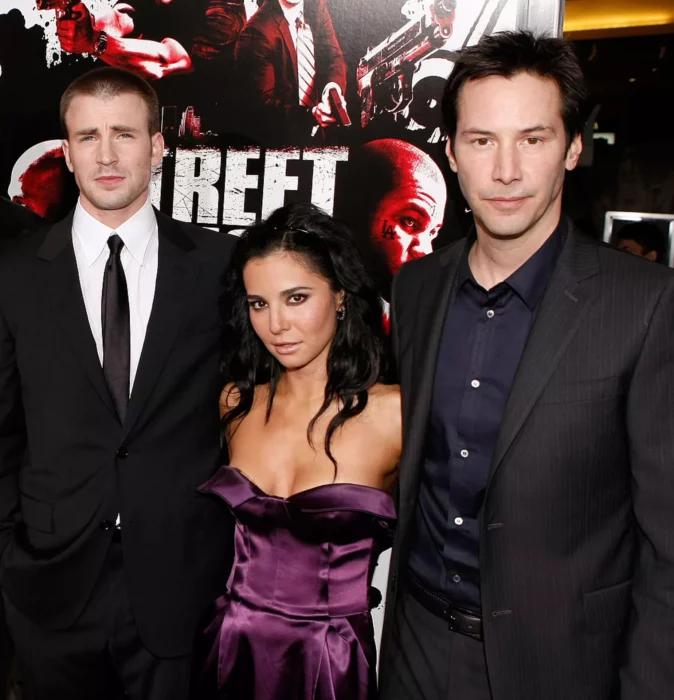 Martha Higareda posa con Keanu Reeves y Chris Evans en el estreno de una película 