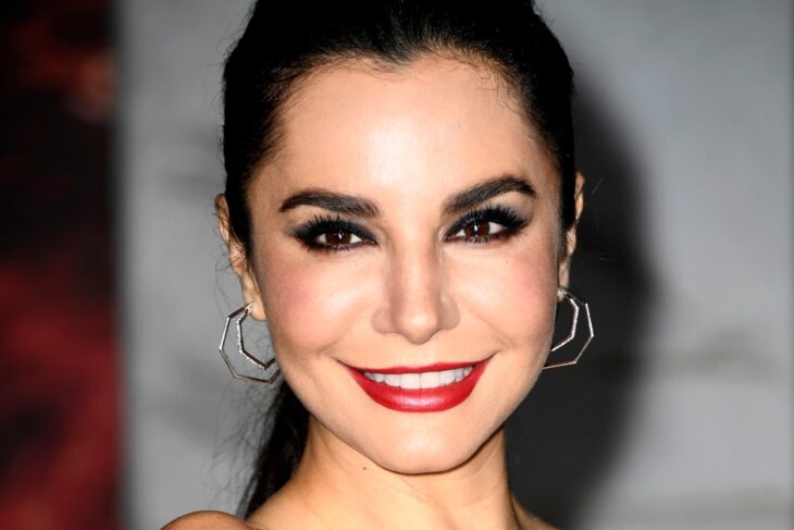 Martha Higareda posa sonriente para las cámaras lleva el cabello recogido en una coleta 