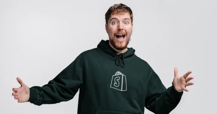 Jimmy Donaldson, mejor conocido como MrBeast posa con una cara de asombro y una sudadera verde