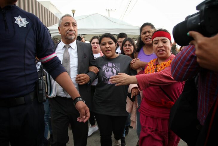 Roxana Ruiz con su abogado saliendo de la audiencia 