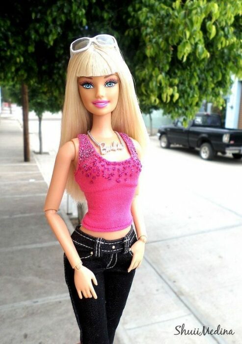 barbie con cabello largo y con fleco 