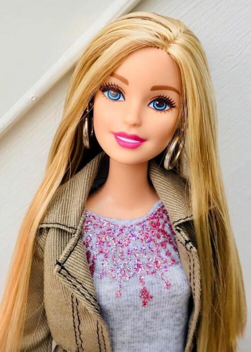 barbie con cabello muy lacio y suelto 