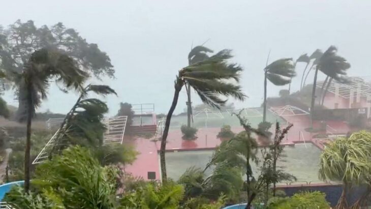 imagen de la isla Guam mientras es azotada por el super tifón Mawar palmeras y árboles son doblados por el viento