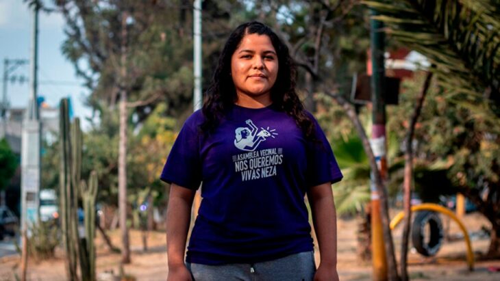 Roxana Ruiz con playera morada en un parque 