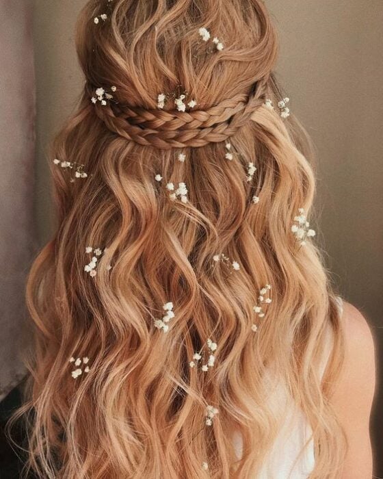 flores en todo el cabello con dos trenzas 