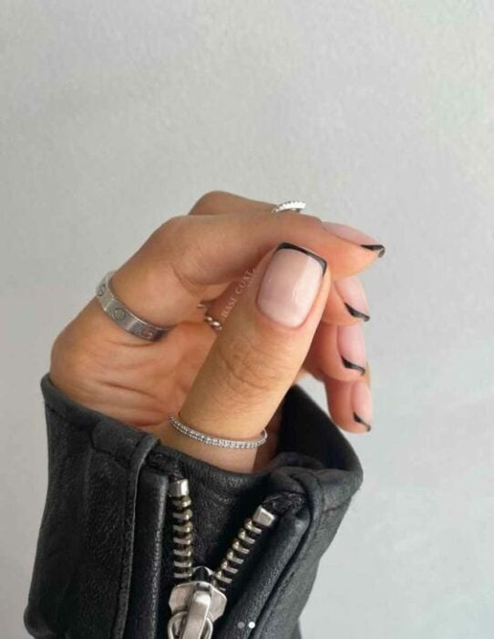 diseño francés en negro para uñas 