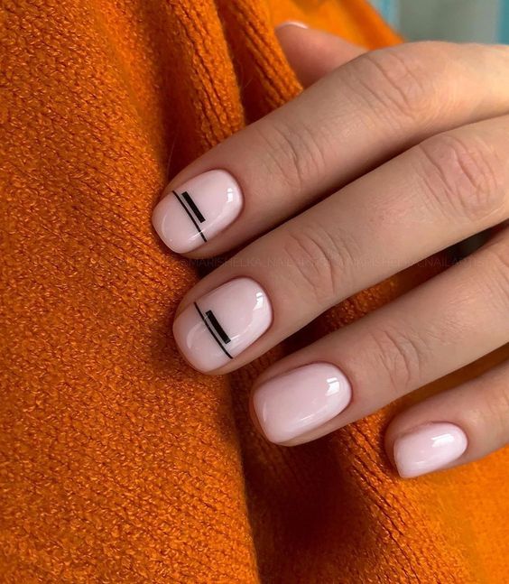 nail design with serial lines 