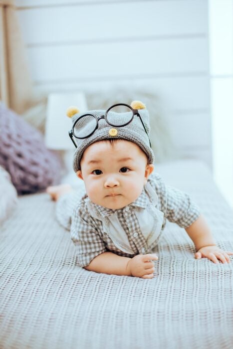 bebé acostado con lentes 