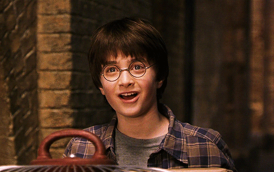 Harry Potter en escena sonriendo 