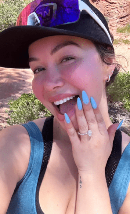 Chiquis Rivera presume su anillo de compromiso tiene su mano puesta sobre su cara lleva las uñas largas en color azul pastel