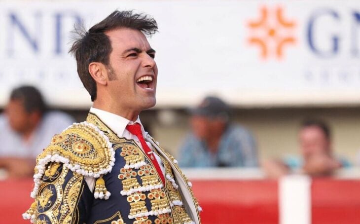 El torero Arturo Macías lleva un traje de luces en una plaza de toros hace una expresión de euforia en su rostro