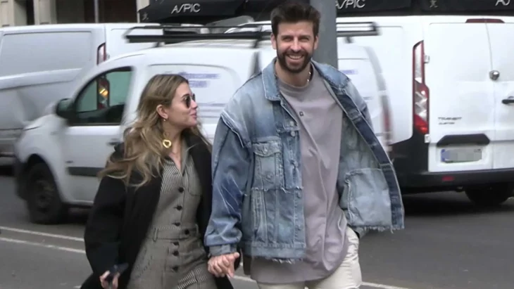 Piqué y Clara Chía juntos caminando por la calle tomados de la mano visten ropa casual