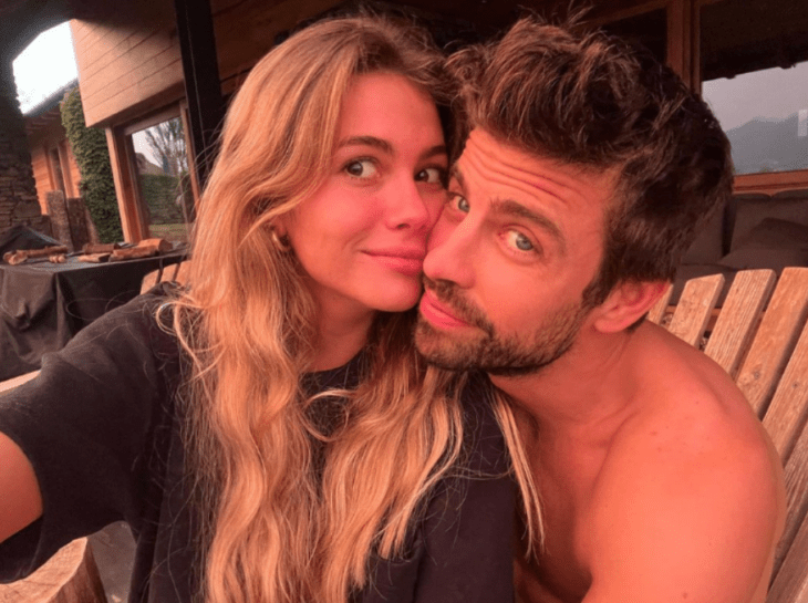 la última selfie oficial de Gerard Piqué y Clara Chía donde lucen muy cariñosos con las mejillas juntas viendo a la cámara él lleva el torso desnudo