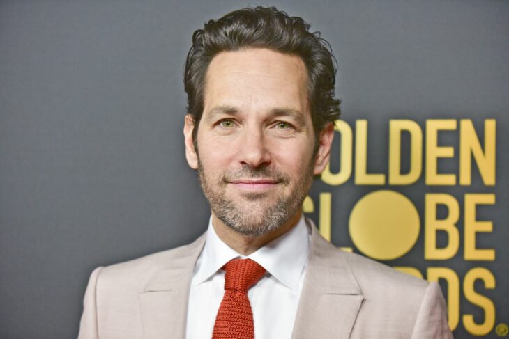 Paul Rudd con saco beige y corbata roja 