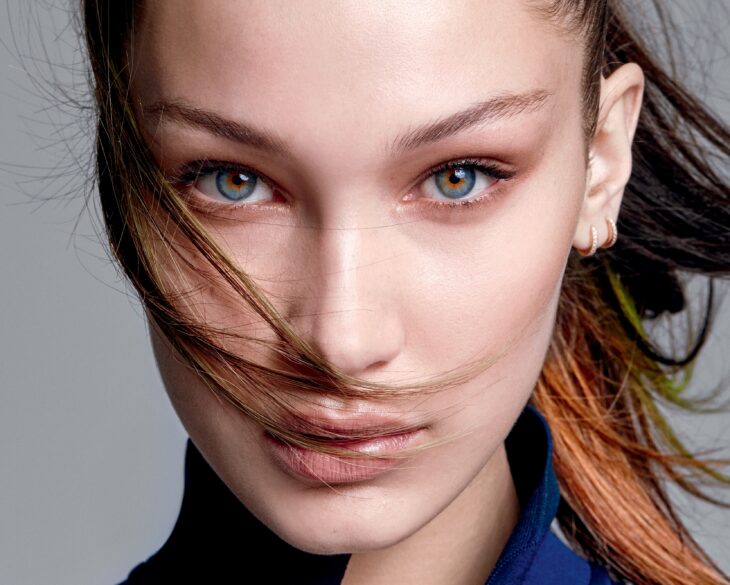 Bella Hadid posa con una impresionante imagen donde resaltan sus ojos grises lleva el cabello recogido en una coleta