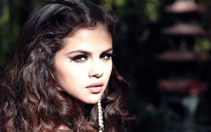 Selena Gomez posa con cierta nostalgia en su rostro lleva pestañas postizas y maquillaje cargado