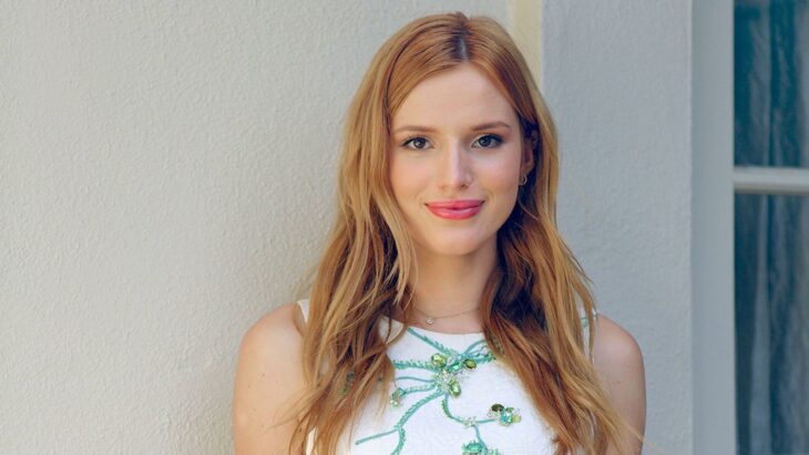 Bella Thorne posa con una sonrisa natural lleva el cabello rojizo