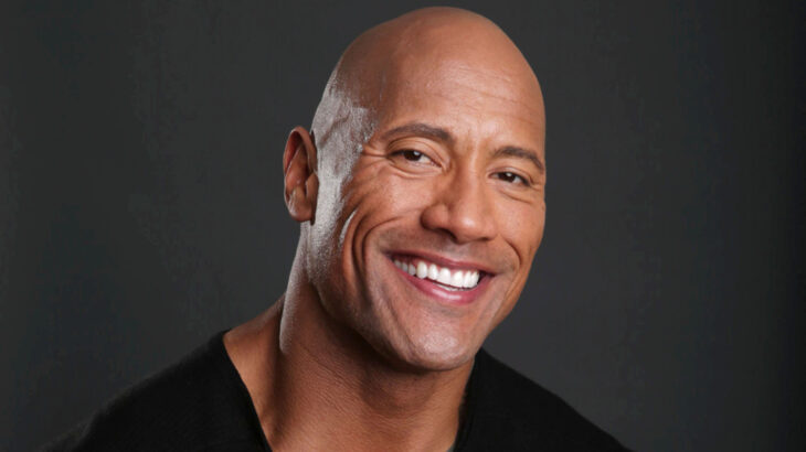 Dwayne "La Roca" Johnson sonríe a la cámara en una sesión de fotos