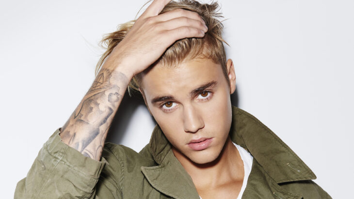 Justin Bieber posa tocándose el cabello en pose sexi