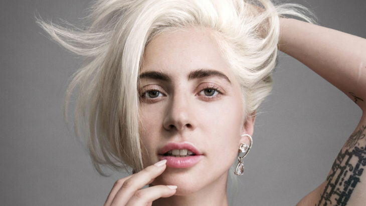 Lady Gaga posa al natural con muy poco maquillaje lleva el cabello platinado