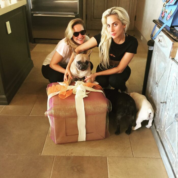 Lady Gaga posando sus perros bulldog franceses y una amiga