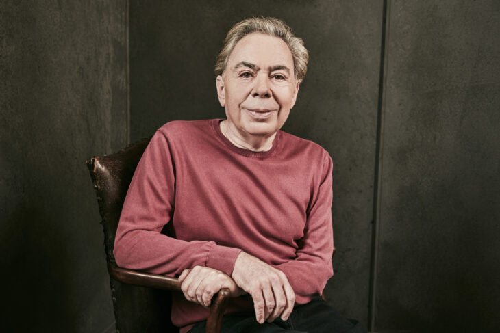 Andrew Lloyd Webber posa sentado en una silla tiene los brazos semi cruzados al frente