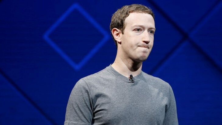 Mark Zuckerberg dando una conferencia aprieta los labios como si estuviera preocupado
