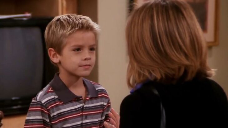 Cole Sprouse con Jennifer Aniston en friends