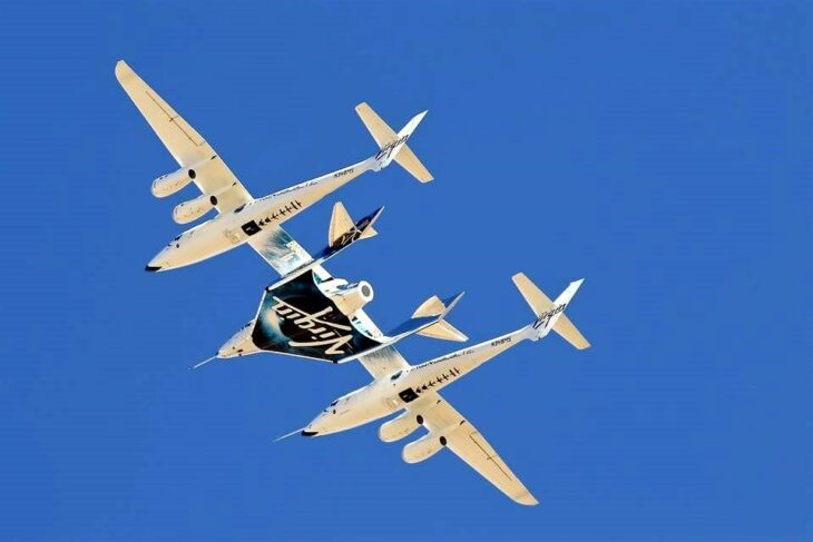 aeronave Virgin Galactic en el cielo 