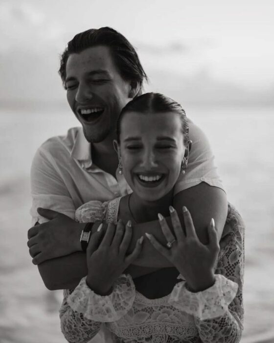 Millie Bobby Brown y Jake Bongiovi se comprometen en la playa