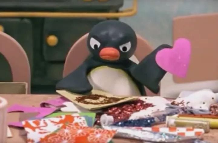 pingüino enojado haciendo manualidades 