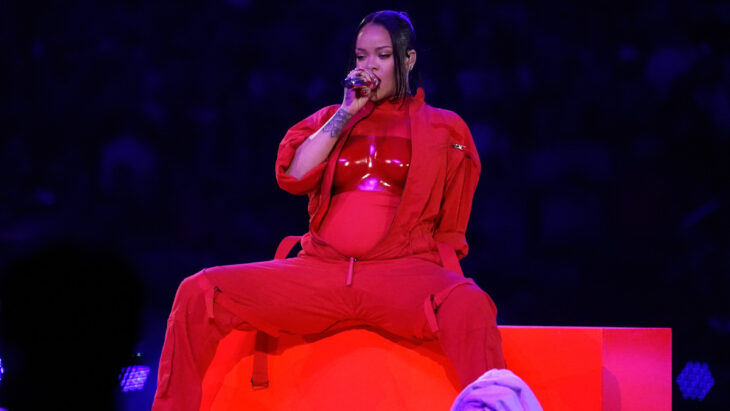 Rihanna en el super bowl cantando embarazada 